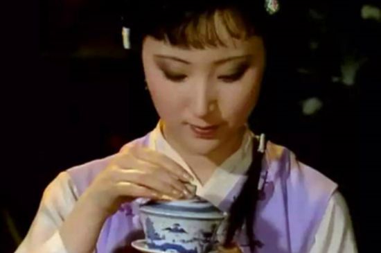女士喝茶優(yōu)雅姿勢，女士正確喝茶姿勢禮儀