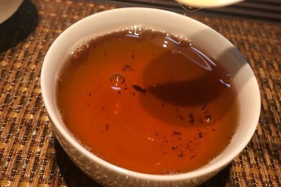大紅袍第一泡要倒掉嗎，洗茶水需倒掉但第一泡出湯