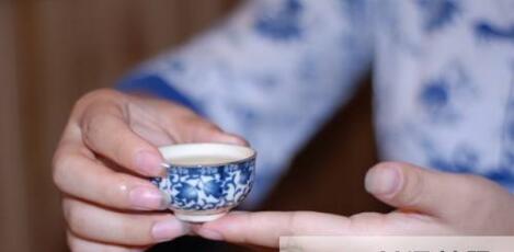 女士喝茶的手勢，女人正確喝茶手勢姿勢圖