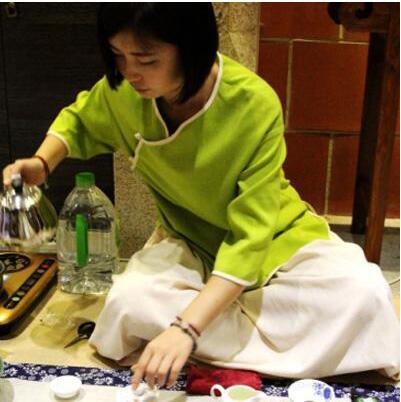 女士喝茶的手勢，女人正確喝茶手勢姿勢圖