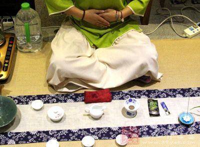 女士喝茶的手勢，女人正確喝茶手勢姿勢圖