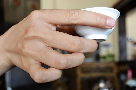 女士喝茶的手勢，女人正確喝茶手勢姿勢圖