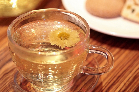 經(jīng)常菊花泡水好嗎，喝菊花茶有什么好處？