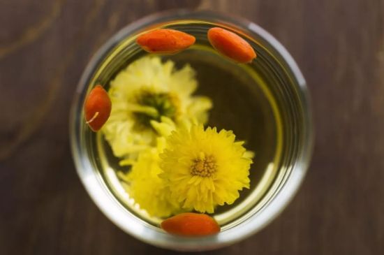 菊花茶的最佳搭配有哪幾樣，菊花茶和什么搭配喝效果好？