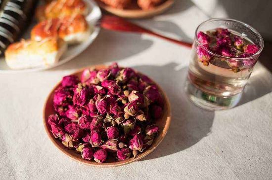 玫瑰花茶的功效與作用，堅(jiān)持喝一個(gè)月玫瑰花茶會(huì)怎樣？