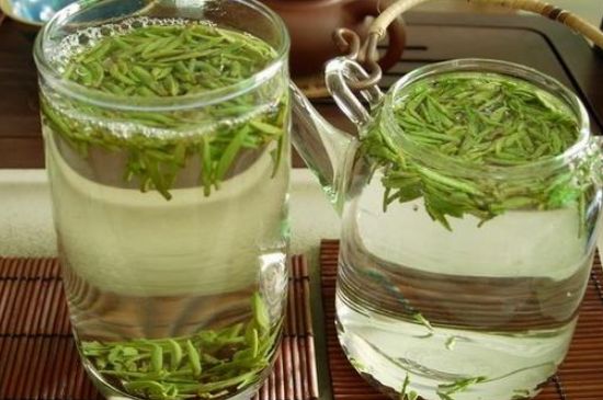 竹葉青和雀舌哪個貴，竹葉<a href=http://www.shanghailijiu.com/fenlei/wulongcha/ target=_blank class=infotextkey>青茶</a>貴嗎？