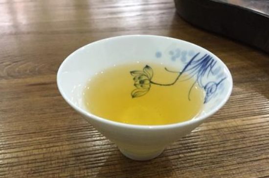 鴨屎香單叢雪片茶的特點，鳳凰雪片茶有什么特點？