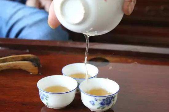 鴨屎香單叢雪片茶的特點，鳳凰雪片茶有什么特點？
