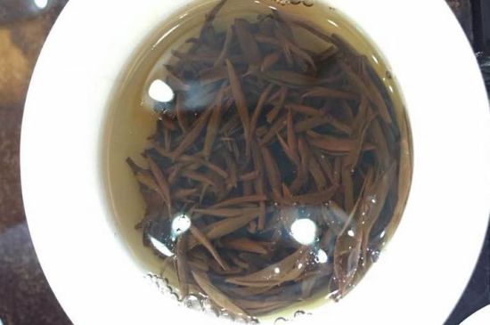 女人喝金駿眉的好處和壞處，女性喝金駿眉可減肥養(yǎng)顏