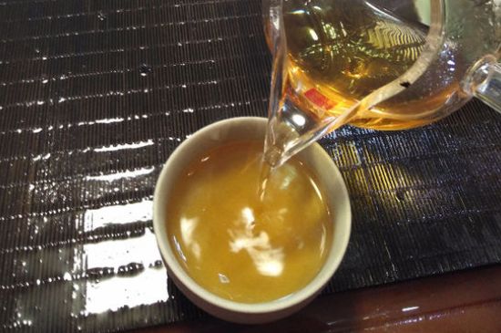 女人喝金駿眉的好處和壞處，女性喝金駿眉可減肥養(yǎng)顏