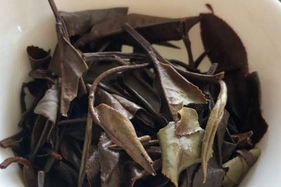 老白茶上火還是去火？夏季喝煮的老白茶會(huì)容易上火！