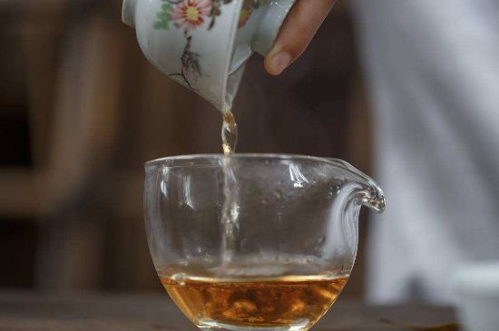福鼎白茶要喝老的嗎，為什么喝白茶要喝老茶存新茶？