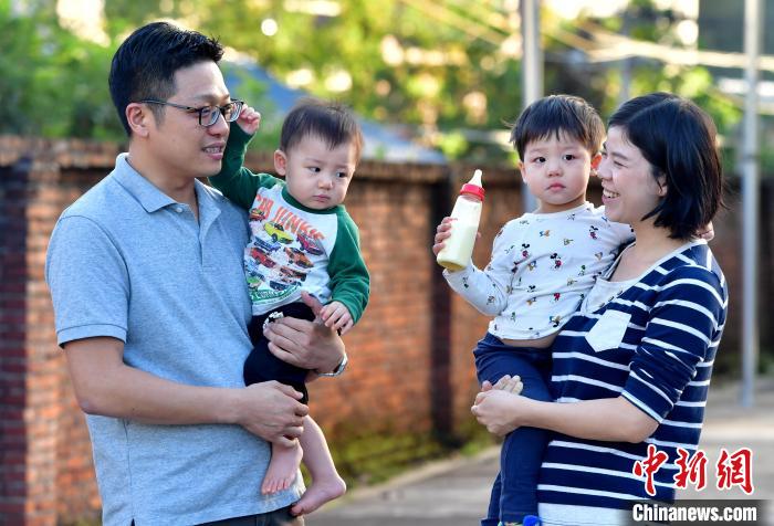 在長汀這十年，張元豪也收獲了愛情。2015年，他與客家妹子董仁花組成了溫暖的小家庭，如今已經有了兩個可愛的寶寶?！埍?攝